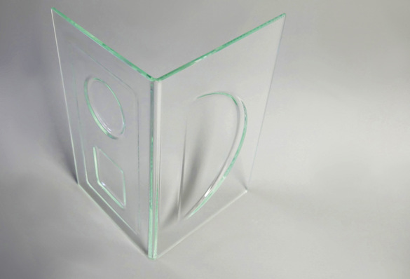 Freigeformte Glasstrukturen ­unter Einsatz von Lasertechnologie (großes Bild) in Zusammen­arbeit mit GLAPE und dem Fraunhofer IWM Freiburg.