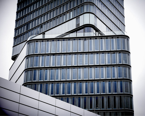 Im Porsche Tower in Stuttgart sind die Fassadengläser mit der Beschichtung Ornilux design lines ausgestattet, um Vogelschlag vorzubeugen. 