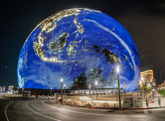 Die sensationelle LED-Außenhülle sorgt weltweit für ­Aufmerksamkeit.