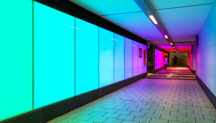 Jetzt erstrahlt der Durchgang in farbigem Licht und vermittelt auch bei Nacht ein Gefühl von Sicherheit.