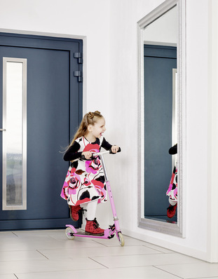 Im Privatbereich ist heute kein Sicherheitsglas vor­geschrieben, dennoch empfiehlt sich dessen Einsatz, gerade wenn auch Kinder im Haushalt leben sowie bei großen Spiegeln und Türverglasungen.