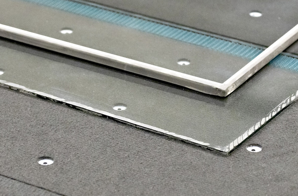 ISO-Recycling: Hegla bietet mit IG2Pieces eine Anlagenlösung, die Gläser sauber und ohne Beschädigung aus einer ISO-Einheit trennen kann, wie hier im Bild zu sehen.