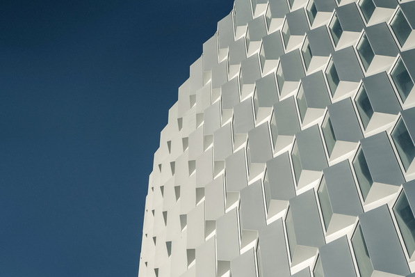 Das Fassadenkonzept für das Bürohaus wurde mit dem Ziel entworfen, ­gute Tages­lichtverhältnisse im gesamten ­Gebäude zu schaffen.