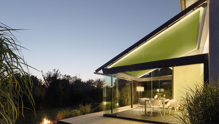 LED-Stripes in der Führungsschiene schaffen ein stimmungsvolles Ambiente und sorgen so für eine Wohlfühlatmosphäre am Abend.