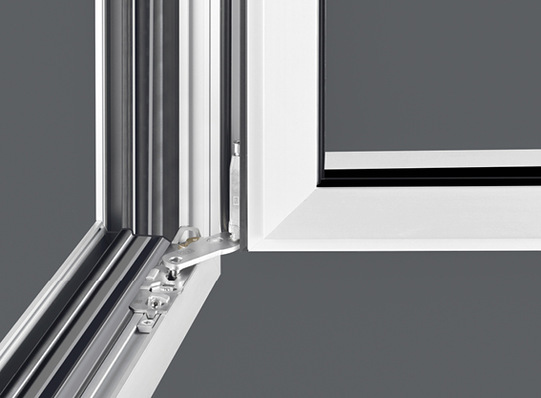 Ab sofort für 170 kg Flügelgewicht: 
Die Bandseite ALU axxent PLUS von Siegenia ermöglicht die ­Realisierung großzügiger Glas­flächen mit hohem Lichteinfall und schmalen Profilansichten.