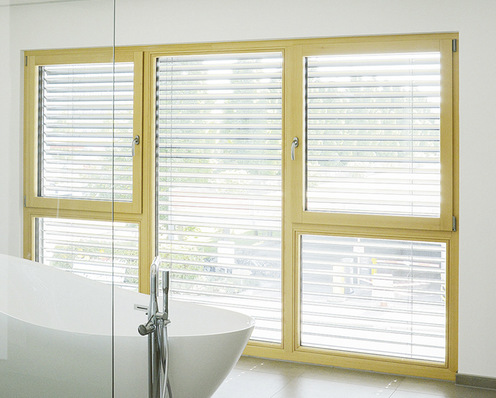 Mit verschiedenen Maßnahmen lassen sich Holz­fenster so herstellen, dass sie die Widerstandsklasse RC3 ­erfüllen.