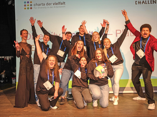Die Freude ist groß beim TeamEifel des Herstellers HELMUT MEETH: Sie haben den begehrten 1. Platz in der Disziplin "Gestalten" der Diversity Challenge 2022-23 für sich verbuchen können.