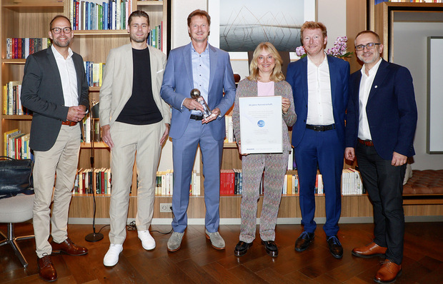 Brömse und Deceuninck feiern mit einer Pokal- und Urkundenübergabe 30 Jahre Partnerschaft: (v.l.n.r.) Jörn Schütte (Vertriebsleitung Deceuninck Germany), Tahir Lambrecht, Stefan Brömse (beide Geschäftsführung Brömse), Frau Brömse, Dries Moors und Grzegorz Federowicz (CEO Europe und Sales Director Central Europe ­Deceuninck).