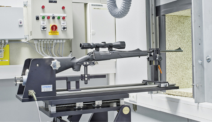 Blick auf die zum Beschusstest vorbereitete Waffe, hier wird mit einer .30-06 Springfield geschossen.