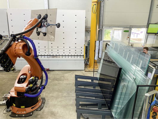  Nutzt man Roboter, etwa beim Beladen der Schleifanlage oder der VSG-Linie, können die Mitarbeiter für qualifiziertere Tätigkeiten eingesetzt werden.