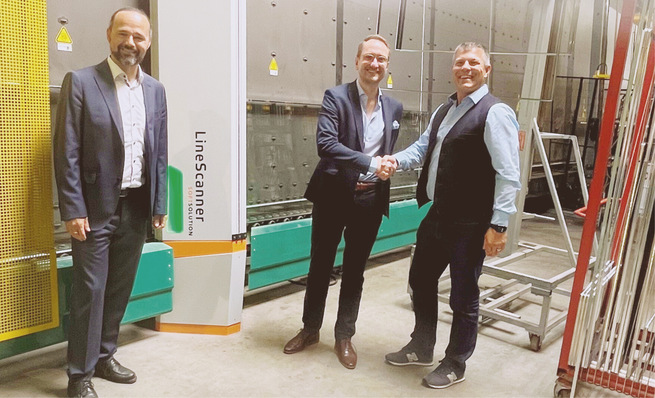 Scanner-Installation bei Flachglas Sachsen (v.l.): Peter Pfannenstill (Softsolution), Benjamin Thalmann (Geschäfts­führer Flachglas Sachsen & Sülzfeld) und Markus Stefan (Softsolution) 