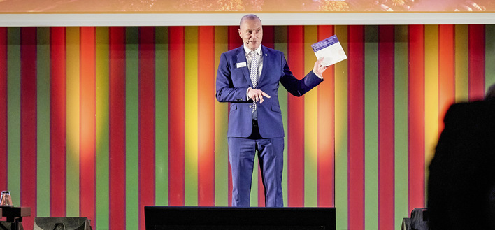 Herzliches Willkommen: Vertriebs- und Marketingvorstand Josef L. Beckhoff begrüßte die Veka Partner zum ­zweiten Veka Partner-Forum in Bad Driburg.