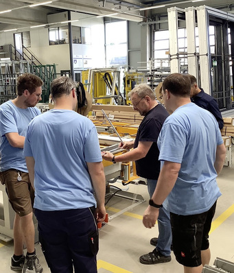 Theorie und Praxis in Augsburg: Gealan schult und unterstützt die Firma Walter ­Fensterbau bei der Fertigung und Einführung der neuen bodengleichen Schwelle.