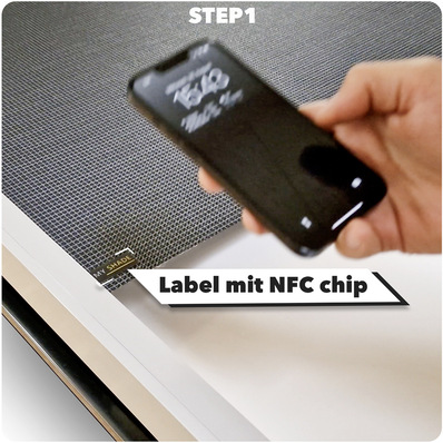 Mit der passenden App auf dem Handy (Apple/Android) kann der auf dem Tuch befindliche NFC-Chip leicht durch das ­geöffnete ­Fenster ausgelesen werden.