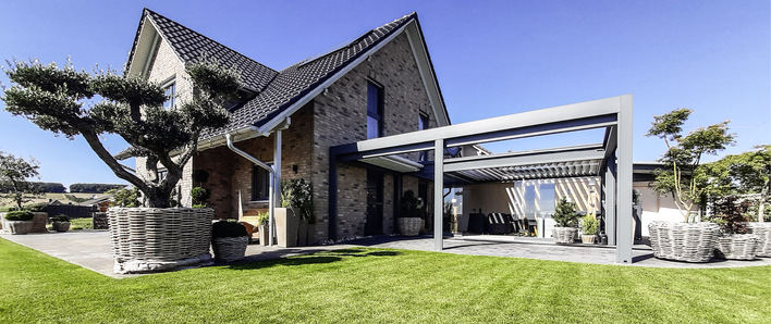 Die Anforderung bei diesem Projekt auf einer privaten Terrasse war es eine Pergola mit klassischen Faltbehang vor ein Lamellendach zu stellen.