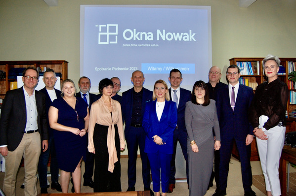  Eine Plattform für 2.000 Monteure innert der nächsten 5 Jahre zu schaffen – diese Vision verfolgt der Okna Nowak-Gründer Robert Nowak (Bildmitte) mit unternehmerischem Mut und Entschlossenheit. Dabei soll der Kern seiner Philosophie („Zuverlässigkeit“) unangetastet bleiben.