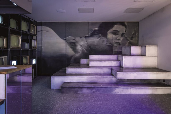 Clearsight-VSG von AGC Glass Europe ist durch einen minimalen Lichtreflexionsgrad von unter einem Prozent nahezu unsichtbar und ermöglicht somit eine kontrastreiche und kristallklare Durchsicht auf das Kunstwerk „PIN UP“ von Gerhard Richter im Düsseldorfer Kunstpalast. Richters Werke zählen weltweit zu den teuersten Kunstwerken eines noch lebenden Künstlers.