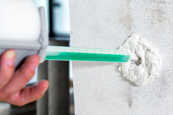  Hier ist ein nichtbrennbarer Mineralschaum zu sehen.  Jetzt wurde ein Füll- und Montageschaum entwickelt, der als nichtbrennbar einzustufen ist.