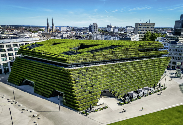 Der KÖ-Bogen II ist ein modernes Mixgebäude welches Bürofläche, Gastronomie und Shopping vereint. Mit seiner ausgefallenden Geometrie und Europas größter Grün­fassade ist es das beste Beispiel für ein lebenswertes Gebäude und – die Zukunft des Bauens. Ausgestattet mit GEZE Schiebetürsystemen an allen Außentüren hält es außerdem das Platin Label des DGNB.