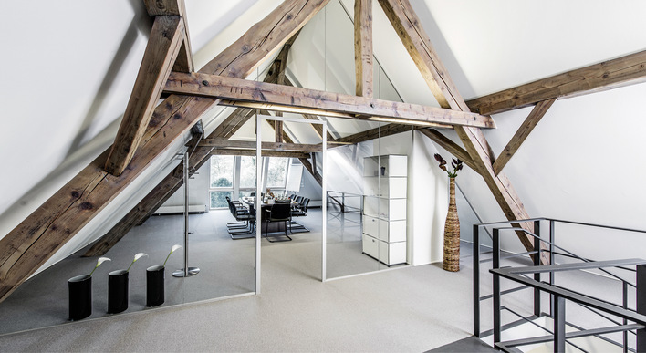  Gläserne Trennwände ­schaffen offene und großzügige Innenräume.