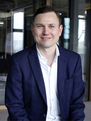  Bastian Timm leitet nach Ban﻿kausbildung und Wirtschaftsingenieurstudium seit 2020 gemeinsam mit anderen Familienmitgliedern das Unternehmen Hans Timm Fensterbau.