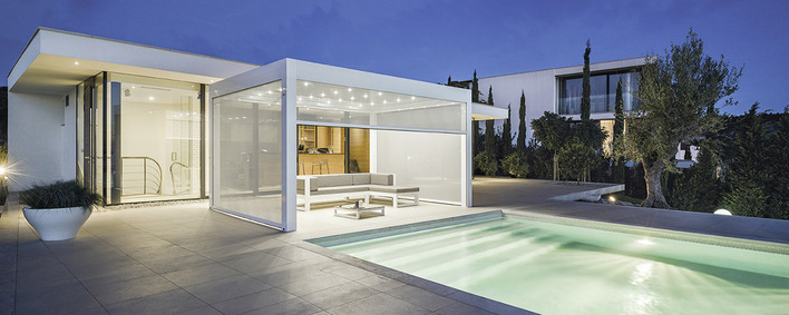  In bestimmten Situationen kann die App auch dabei helfen, Energie zu sparen, z. B. kann das Lamellendach mit vertikalen Screens aus der Ferne angesteuert werden.