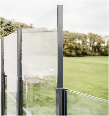  SlideGlass ist ein vertikal ausfahrbares Windschutz-System für Balkone und ­Terrassen﻿.