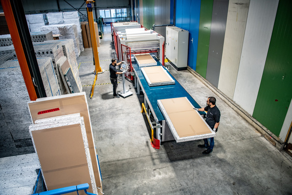  Eine neue Verpackungsanlage wurde erst kürzlich in Betrieb genommen. 40-50 Türfüllungen können auf diese Weise je Stunde sicher verpackt werden.