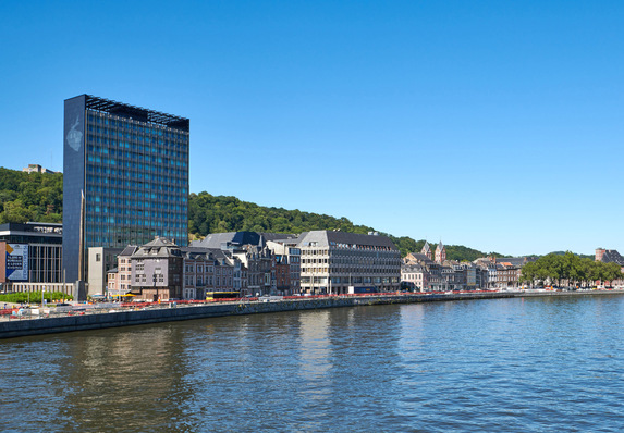 Beim Hochhaus „Cité Administrative“ in Lüttich wurden hochwertige 2-fach-Isoliergläser mit Swisspacer Abstandhaltern verbaut.