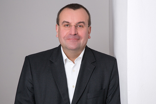  Matthias König ist Diplomökonom und seit mehr als 25 Jahren als Geschäftsführer in der Bauzulieferindustrie (u.a. Unternehmensgruppe Alfred Bohn) tätig. Er ist Inhaber der Unternehmensberatung prodatio consulting, die auf die Bauzulieferbranche spezialisiert ist.  