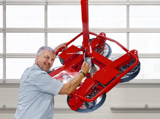 Geschäftsführer Thomas Schulz mit Hebegerät et-Hover-univac