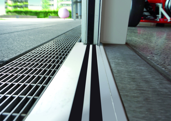  Höchste Dichtewerte und konsequente Barrierefreiheit nach DIN 18040-1 und -2 für alle Hauseingangstüren, egal ob aus Alu, Holz/Alu, Holz oder Kunststoff, ermöglichen Planungs- und Haftungssicherheiten für alle Bauverantwortlichen.