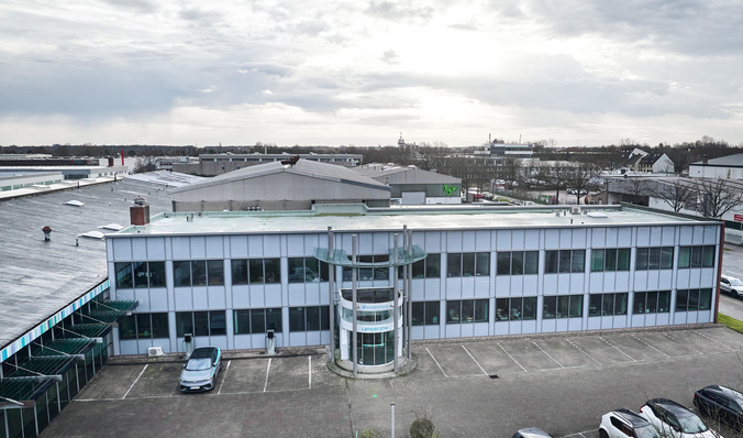 Das Unternehmensgebäude des Bremer Metallbauunternehmens Lenderoth mit seiner revitalisierten Fassade.