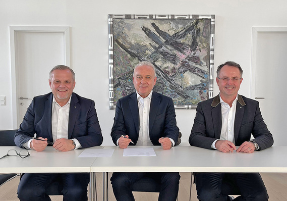  Vertragsunterzeichnung (v. l.): Andreas Engelhardt, persönlich haftender Gesellschafter der Schüco International KG; Edgar Stemeseder, Geschäftsführer der Stemeseder Gruppe; Dr. Walter Stadlbauer, CTO/COO der Schüco International KG.