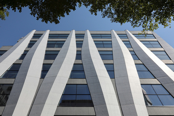  The load-bearing structure of the Ikeuchi Gate Building is made up of leaf-shaped reinforced concrete columns. They provide earthquake-proof support and allow flexible interior design.