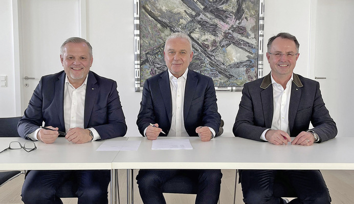  Vertragsunterzeichnung (v. l.): Andreas Engelhardt, persönlich haftender Gesellschafter der Schüco International KG; Edgar Stemeseder, Geschäftsführer der Stemeseder Gruppe; Dr. Walter Stadlbauer, CTO/COO der Schüco International KG.