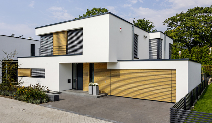  Täuschend echte Holzanmutung an der Fassade und am Garagen­tor: Conti woodec Turner Oak malt.