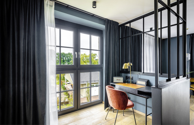  Eine Hotelsuite ausgestattet mit Veka Softline 82 sowie zusätzlicher Oberflächenveredelung Veka Spectral in Graphit­schwarz Ultramatt.