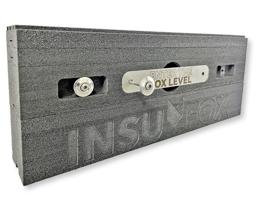  Die ­Musterbox von Gargiulo vermittelt einerseits ­einen Eindruck von der Materialität des hochverdichteten HT-Schaums, der für das ­Unterbauprofil Insufox zur Anwendung kommt; ­andererseits ­laden die Schrauben dazu ein, sich selbst von den Montage­eigenschaften zu überzeugen.