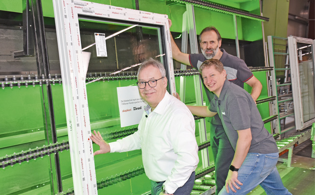  Gemeinsam legten (v. l.) Fred Karsten Karl (Urban GmbH & Co. Maschinenbau KG), brand-Geschäftsführer Tobias Voigt (m.) und Patrick Seitz vom Profilsystemhaus aluplast GmbH Hand an das Jubiläumsfenster. 