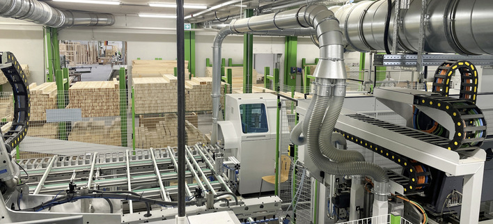  Mit einer neuen Hochleistungs-CNC-Anlage für die komplette Fertigung von Rahmen f﻿ür Aluminium-Holz-Fenster und -Türen steigert Kneer-Südfenster seine hohen Ansprüche hinsichtlich Flexibilität, Präzision und Zuverlässigkeit. 