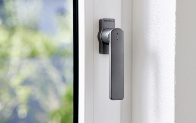  Der smarte Fenstergriff macht das Ver- und Entriegeln von ­abschließbaren Fenstern digital und komfortabel und ist mit kompatiblen Smart-Home-­Systemen einsetzbar.