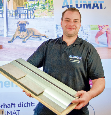  An Neuheiten herrscht kein Mangel, hier zeigt Stefan Anwander, Produk­tmanagement und Prüfwesen, die neuen Varianten der stark nachgefragten Sanierungsschwelle MHT – mit der Alumat nun auch im Fachhandel sehr präsent ist.