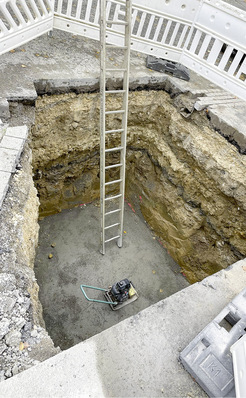  Das Bodenfundament hatte die Abmessungen von ca. 3 × 2,7 × 2,5 m, das entspricht ca. 21 m3 mit einem Gewicht von 50,4 Tonnen Beton.﻿