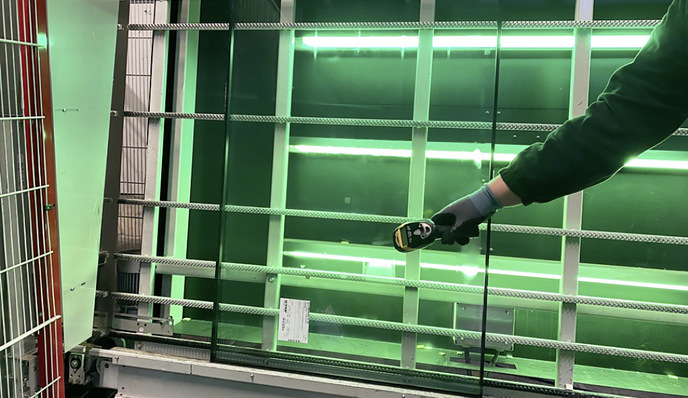  Digitale Glaserfassung in der Fensterproduktion. TMP Fenster + Türen setzt seit ­Januar hier auf CO2-reduziertes Glas.