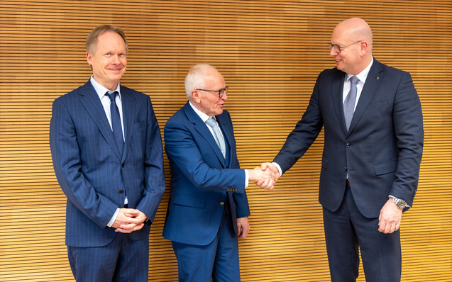  Beim Handschlag: (v. l.) Dr. Georg Hanrath, Stähle-Hess-Geschäftsführer Werner Müller und Gregor Baumbusch besiegeln die Vereinbarungen.