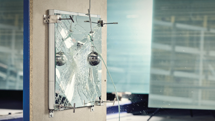 Miralite Stadip, das bei zur Fertigung von Spiegeln eingesetzt wird, ist ein VSG, dass den Vorgaben der DIN 18008 entspricht.