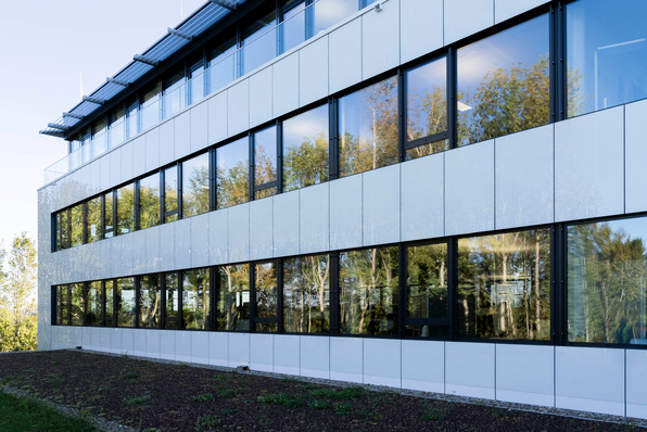 Der Wechsel zwischen vertikal verlegten sedak gspPaneelen und Fensterbändern erzeugt eine architektonisch-spannende Ästhetik.