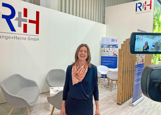  Geschäftsführerin Claudia Max-Heine vor der GW-Kamera