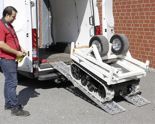  Der ferngesteuerte Elektrotransporter TT 1000 kann Material bis zu 1t bewegen. Mit einer Einsatzzeit von 6 Stunden (50 % ED) und 100 m Einsatzradius per Funksteuerung bietet der TT 1000 von TGT eine enorme Flexibilität für Monteure. 